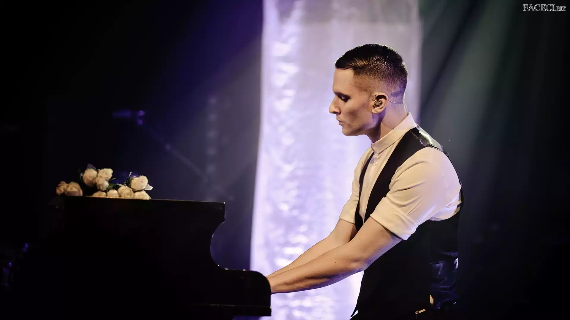 Christian Burns, Muzyk, Fortepian, Piosenkarz